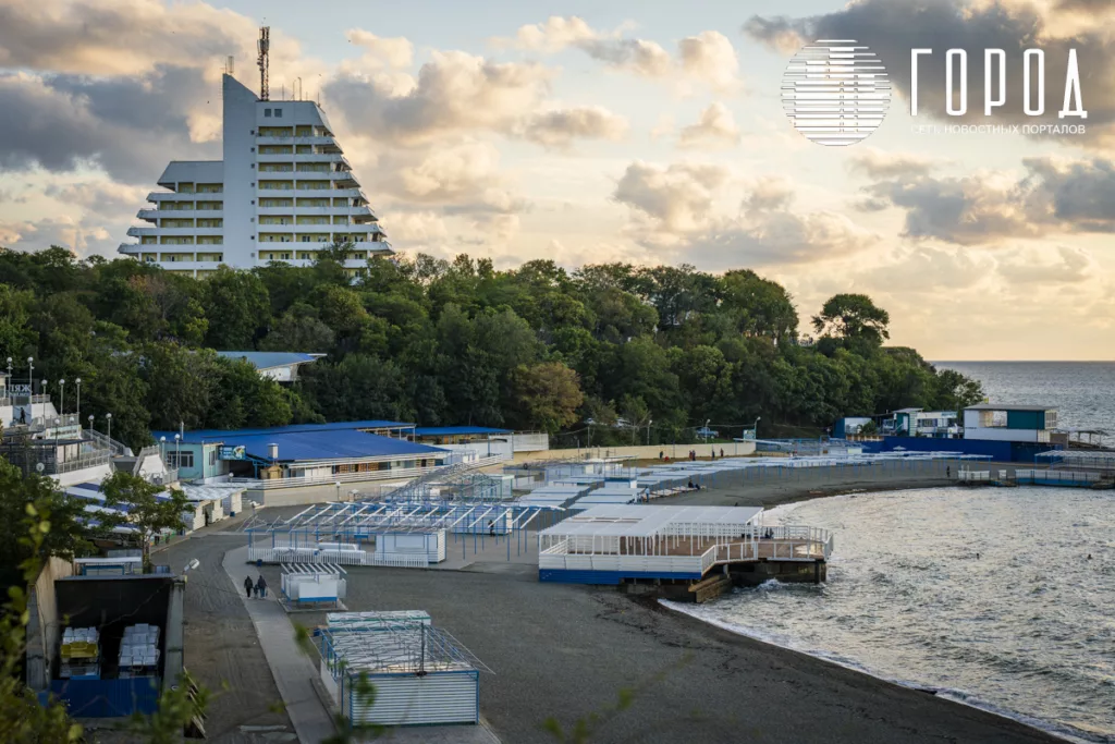 Пляж в Анапе практически пуст, но в море можно рассмотреть пару купающихся. 