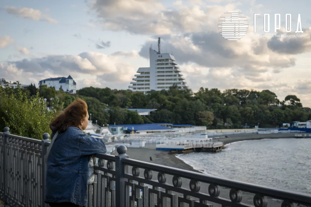 Многие останавливаются и наслаждаются видами. 