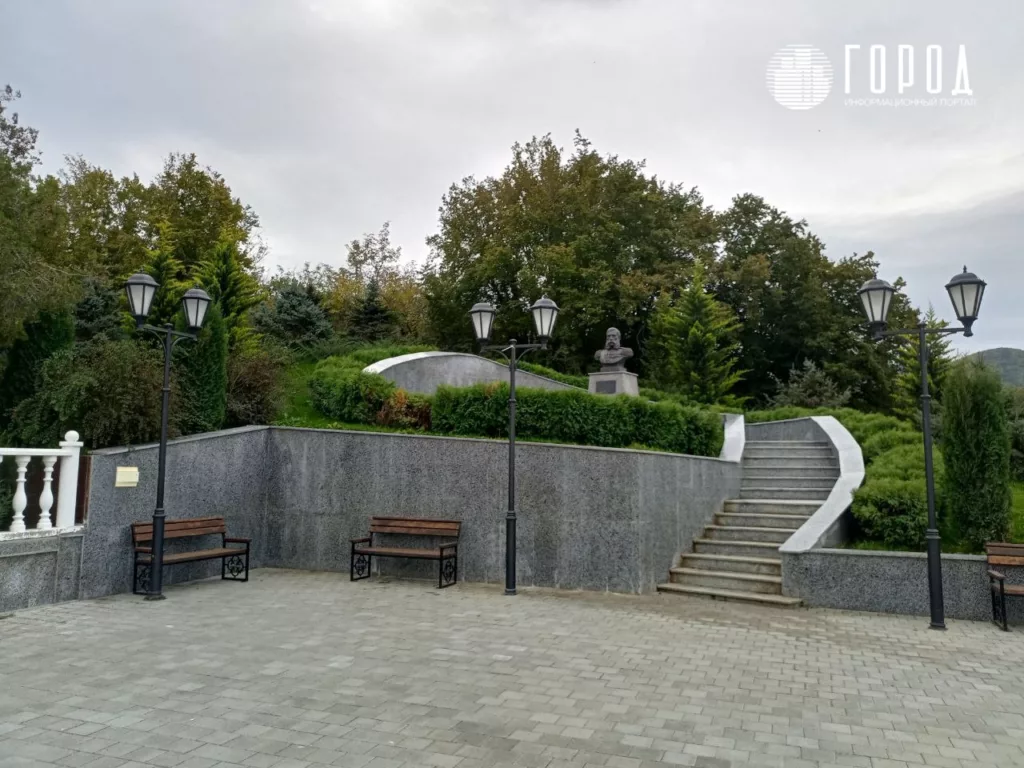 Перед памятником Лорис-Меликова в Сукко небольшой сквер. 