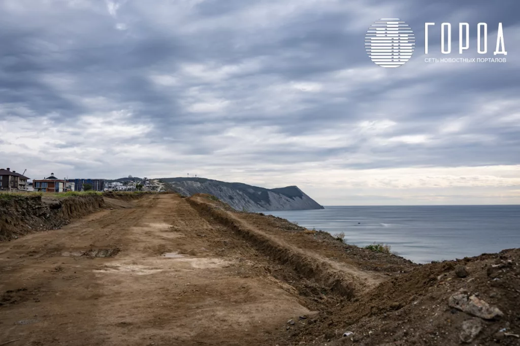 Вдоль Чёрного моря на участке берегоукрепления новой набережной Анапы. 