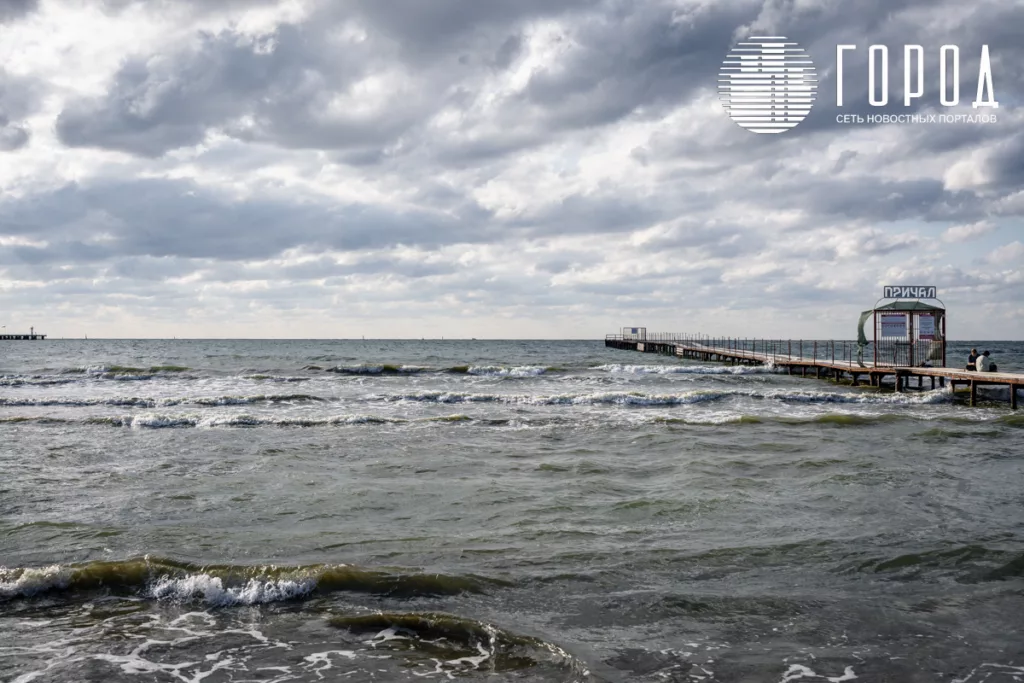 Существующий причал на Чёрном море в Анапе во время объявленного  штормового предупреждения. 