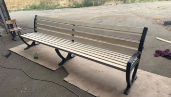 Новые лавочки, которые покрылись ржавчиной