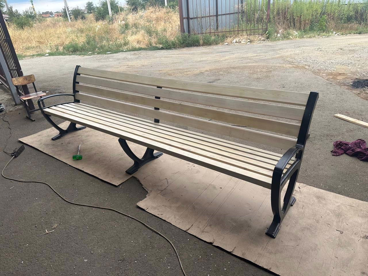 Новые лавочки, которые покрылись ржавчиной