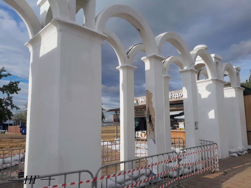Разваливающаяся арка на Центральном пляже