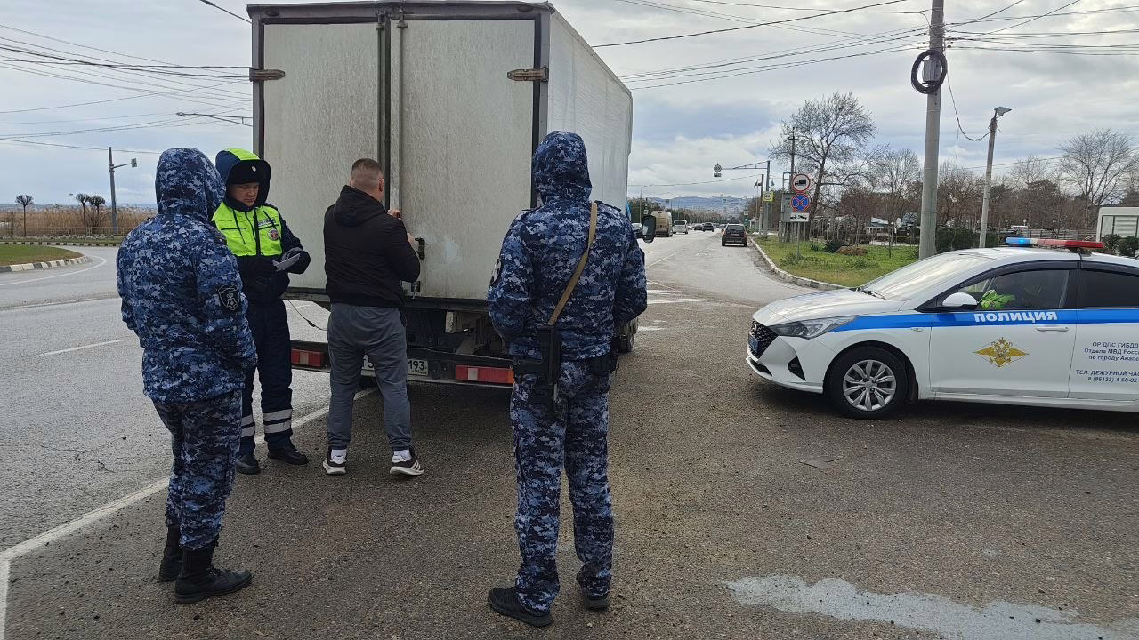 В Анапе заметили силовиков с автоматами