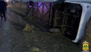 Под Анапой перевернулся автобус