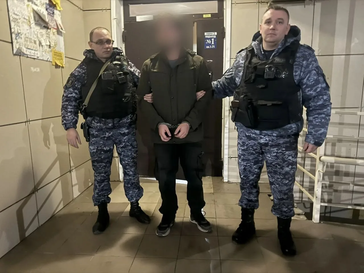 В Анапе мужчина с молотком напал на дверь соседа