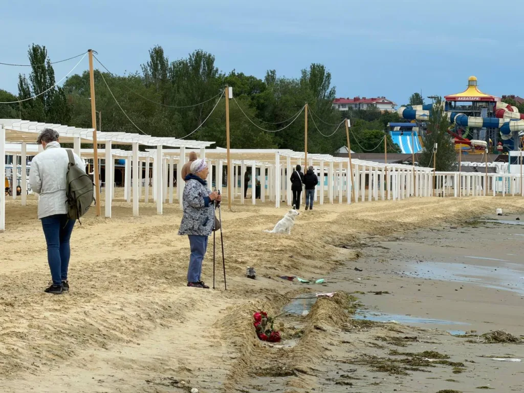 В Анапе устроили флешмоб с «похоронами» песчаных пляжей